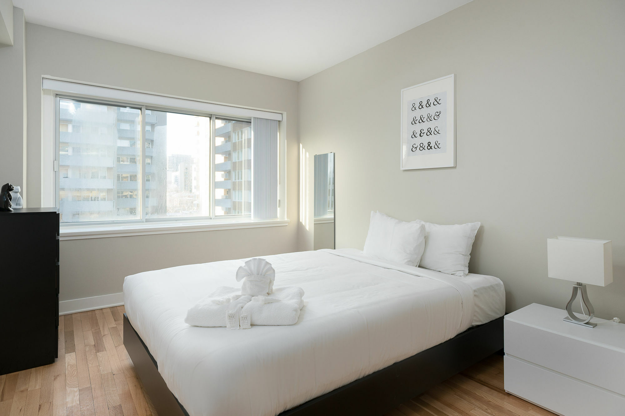 Apartment Stunning 2br In Downtown Mtl By Sonder *